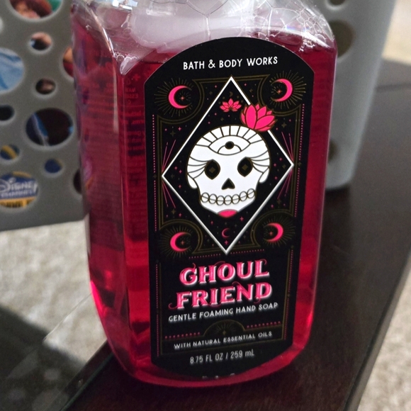 Ghoul Friend Foaming Handsoap Bath & Body 🧼 - Picture 3 of 4